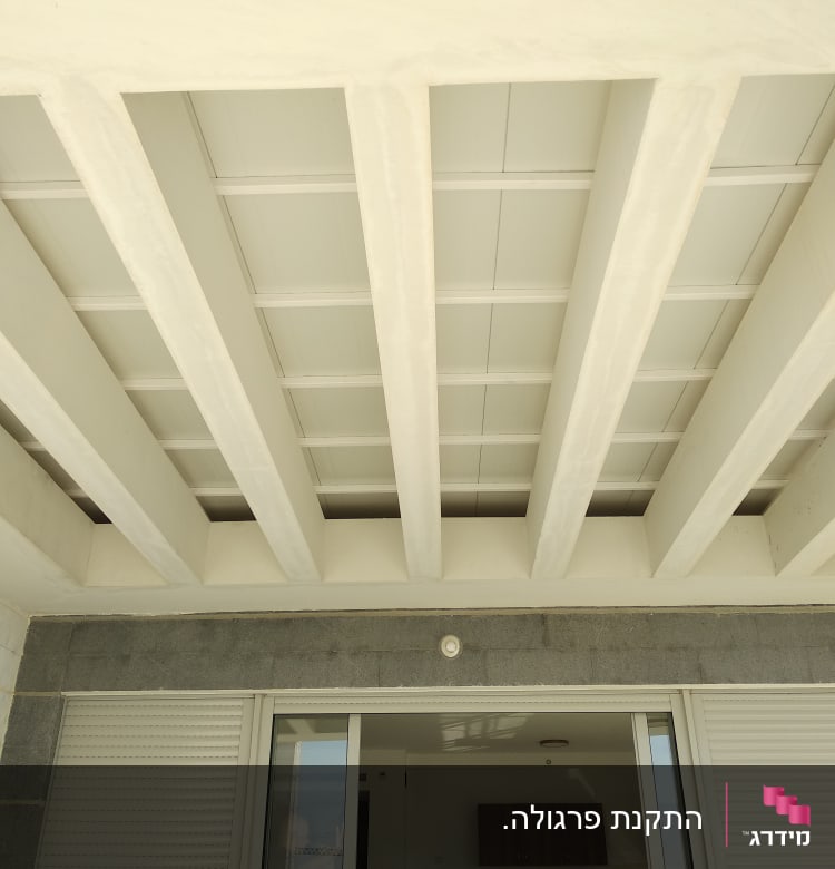 תקרה עם קורות עץ לבנות וגג פנלים